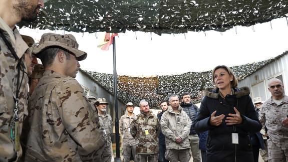 La ministra de Defensa, María Dolores de Cospedal (2d).