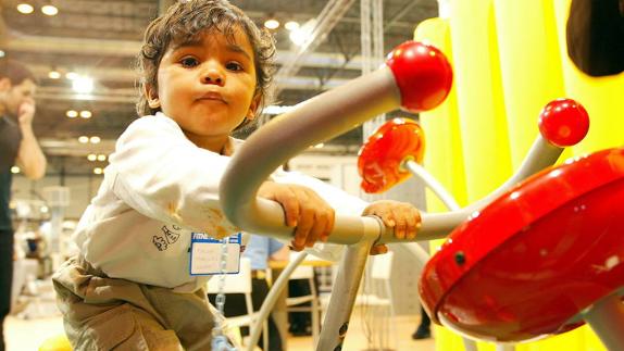 Niño jugando en un gimnasio. 
