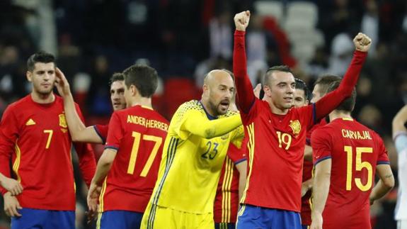 Iago Aspas (d) celebra, con Reina detrás, su gol a Inglaterra en Wembley. 