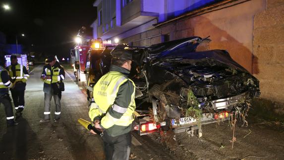 Vehículo siniestrado en la carretera que une Verín y Argucelos, a la altura del núcleo de Monterrei (Orense).