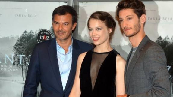 François Ozon (izq.), junto a los protagonistas de 'Frantz'.