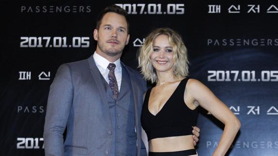 Pratt y Lawrence posan en un acto de la promoción de 'Passengers'. 