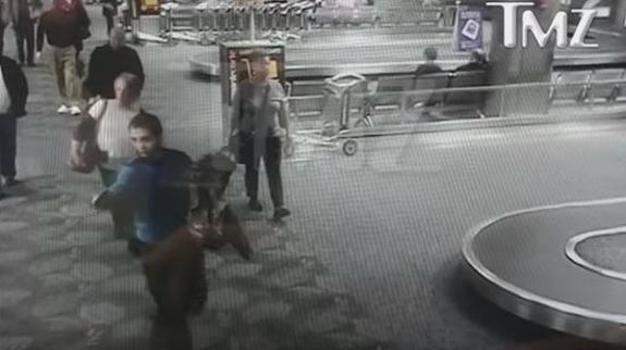 Fragmento del vídeo que muestra el momento en el que Esteban Santiago comienza a disparar.