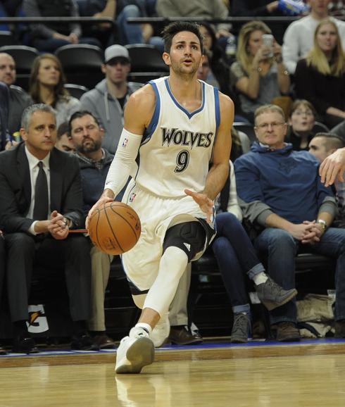 Ricky Rubio vota el balón. 