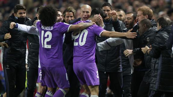 Zidane celebra con sus jugadores el gol de Asensio. 