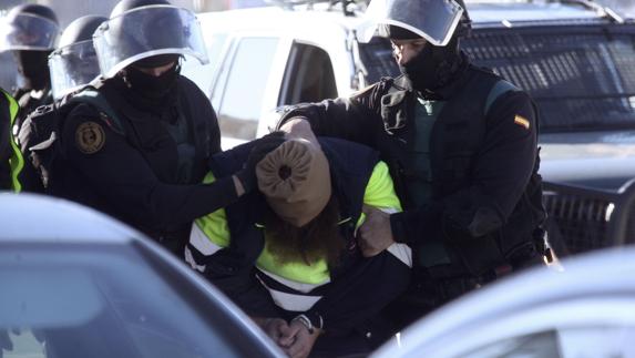 Agentes de la Guardia Civil detienen a un presunto yihadista.
