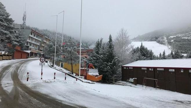 Las montañas segovianas de La Pinilla comienzan a cubrirse de nieve