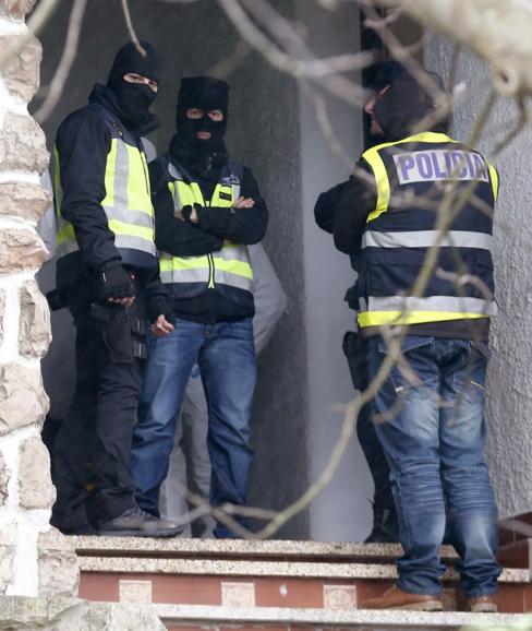 Agentes esperan en la vivienda del detenido. 