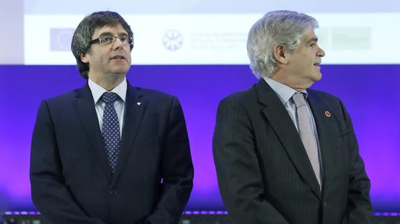 El ministro de Exteriores, Alfonso Dastis (d), y el presidente de la Generalitat, Carles Puigdemont (i), en el foro euromediterráneo que se celebra hoy en Barcelona.