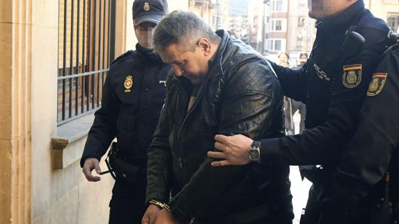 El acusado José Ramón Vega a su llegada al juicio por la muerte del boxeador Roberto Larralde.