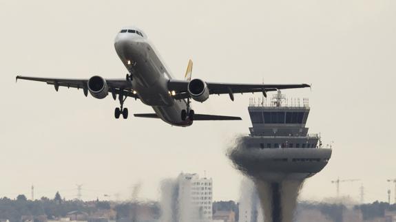 Despegue de un avión en el aeropuerto Adolfo Suárez-Madrid Barajas.