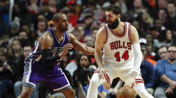 Mirotic, en una acción ante Tolliver, de los Kings. 