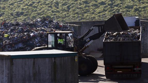 Operarios en la planta de tratamiento de residuos donde encontraron el cuerpo del bebé.