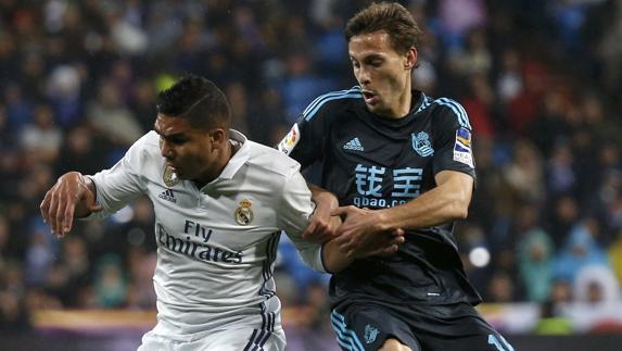 Casemiro pelea con Canales. 