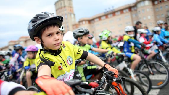 Unos niños en una competición ciclista. 