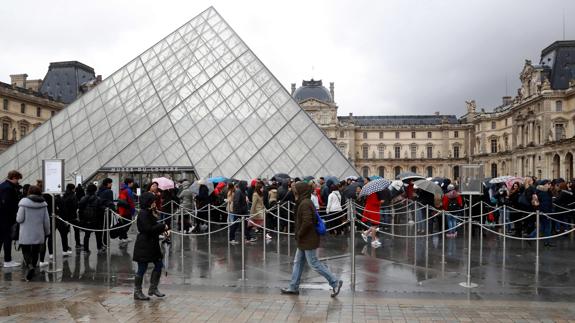 El museo del Louvre reabre sus puertas tras el ataque.