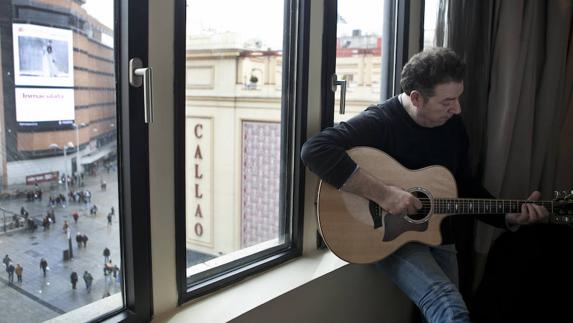 Carlos Goñi toca su guitarra. 