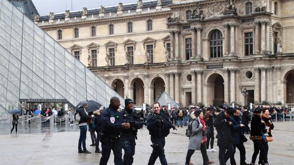 La Policía registra el exterior del museo del Louvre en París.