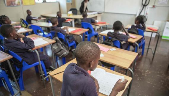 Muchachos en la escuela sudafricana. 