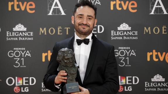 El director español J.A. Bayona, con un premio Goya.