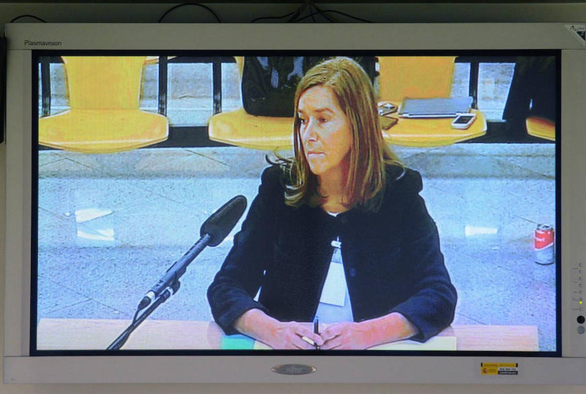Un monitor muestra a la exministra Ana Mato en la Audiencia Nacional.
