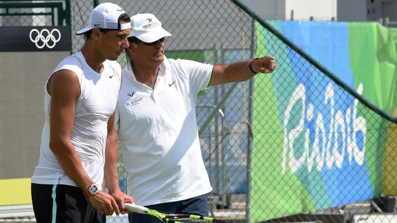 Rafa Nadal y su tío Toni, en un entrenamiento. 