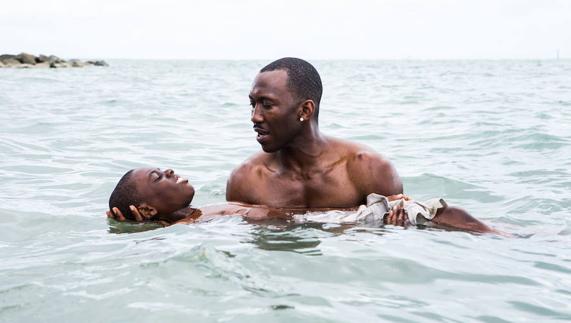 Fotograma de la pelicula 'Moonlight', con Mahershala Ali y Alex R. Hibbert. 