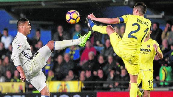 Bruno, en una jugada con Casemiro. 