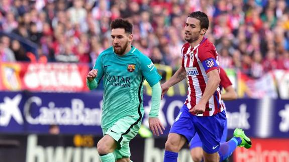 El atlético Gabi persigue al barcelonista Messi. 