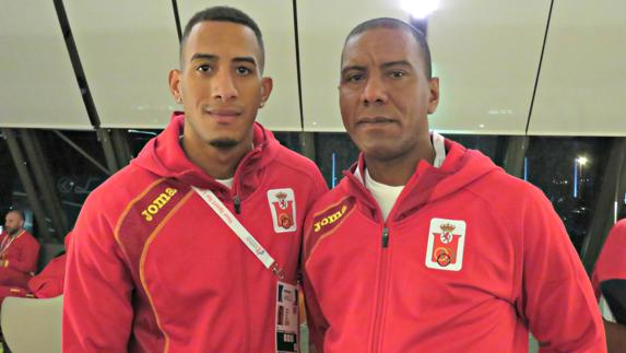 Orlando Ortega (i) y su padre y entrenador, en el hotel del equipo en Belgrado. 