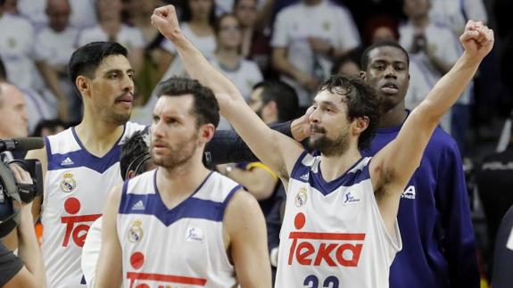 Llull celebra la canasta decisiva. 