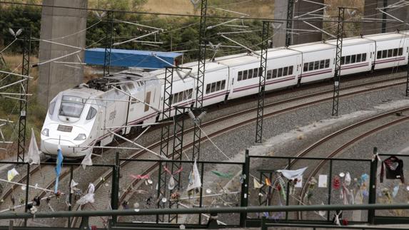 Un tren Alvia pasa esta por la curva donde se produjo el accidente.