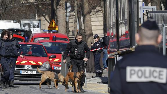 Agentes en la sede del FMI en París.