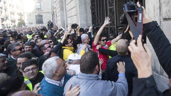 Varios taxistas intentan entrar en el consistorio barcelonés. 