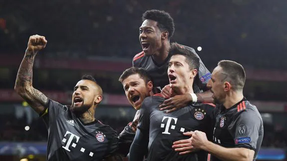 Los jugadores del Bayern celebran un gol ante el Arsenal. 