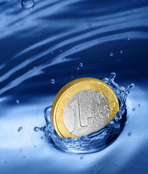 Un euro sumergido en agua.