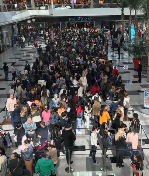 Colas para entrar en el Primark de Granada.