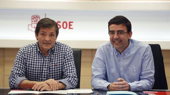 Javier Fernández y Mario Jiménez, presidente y portavoz de la gestora del PSOE.