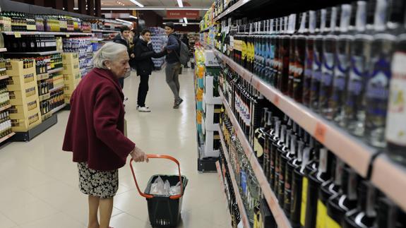 Una mujer realiza la compra en un establecimiento de Mercadona.