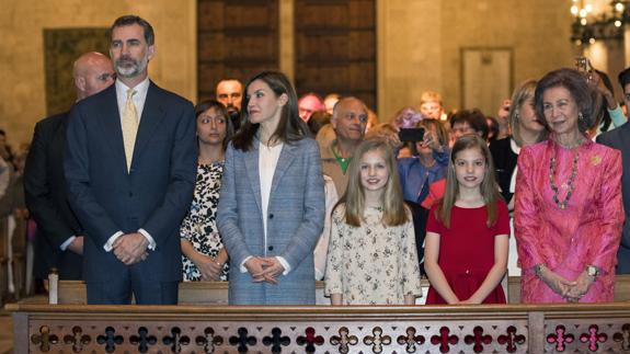 Los reyes Felipe y Letizia, sus hijas, la princesa Leonor y la infanta Sofía, y la reina Sofía.