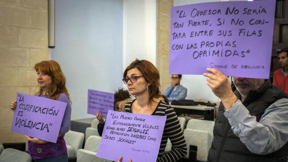 Varias personas con carteles se manifiestan durante el pleno del Ayuntamiento de Jerez.