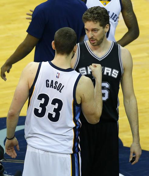 Pau Gasol consuela a su hermano Marc. 