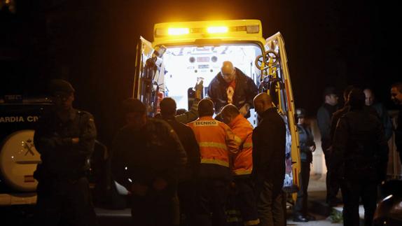 Efectivos de emergencias atienden al hombre atrincherado en Cangas.