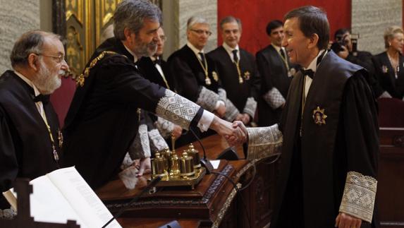 Manuel Moix saluda al presidente del Tribunal Supremo, Carlos Lesmes.