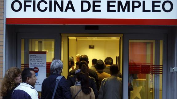 Parados en la oficina del empleo.