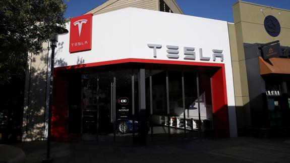 Un concesionario de Tesla en California.