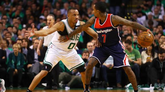 Avery Bradley defiende a Brandon Jennings.  