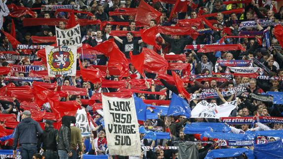 Aficionados del Lyon, ante el Ajax. 
