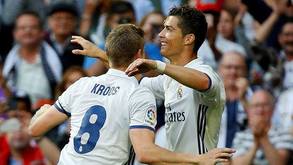 Kroos y Cristiano celebran el 2-0. 