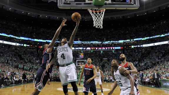 Canasta de los Celtics contra los Wizards.